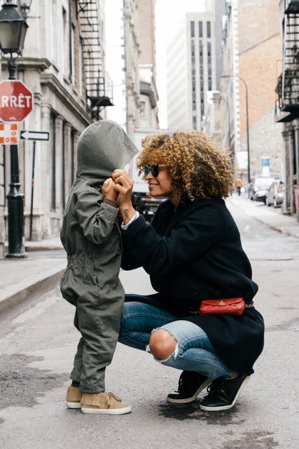 Enfant et parent lisant un conte thérapeutique